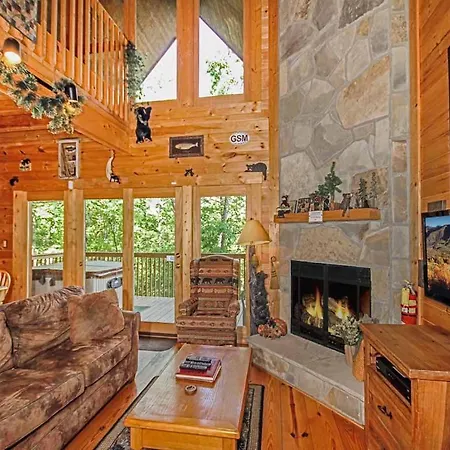 Bear Country Cabin, 2 Bedrooms, Sleeps 6, Private, Foosball, Hot Tub